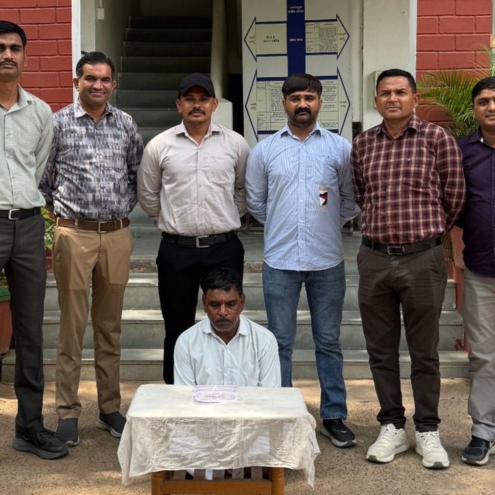 AMTS બસમાં મુસાફરોને નિશાન બનાવી ચોરી કરતી વૃદ્ધ ગેંગ ઝડપાઈ:LCBએ બે આરોપીની ધરપકડ કરી 7.29 લાખનો મુદ્દામાલ કબ્જે કર્યો, એકની શોધખોળ શરૂ