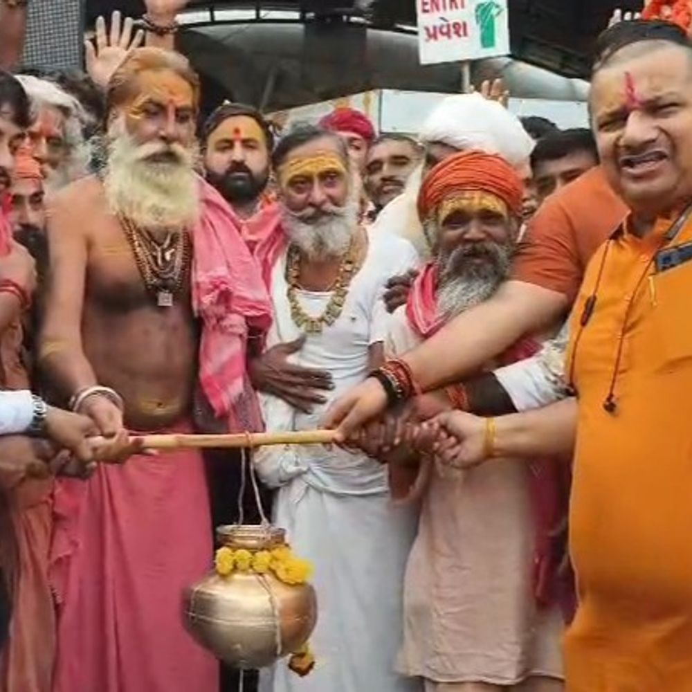 ગિરનાર દૂધધારા પરિક્રમા:જૂનાગઢમાં સારા વરસાદની આસ્થા સાથે 72 વર્ષ જૂની ગિરનારની 36 કિલોમીટરની પવિત્ર દૂધધારા પરિક્રમાનો પરંપરાગત પ્રારંભ