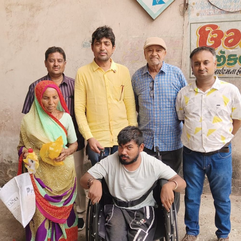 સુરેન્દ્રનગર રેડક્રોસે દિવ્યાંગ યુવાનને વ્હીલચેર અર્પણ કરી:દૈનિક જીવનમાં અવરજવર સરળ બને તે હેતુથી સહાય