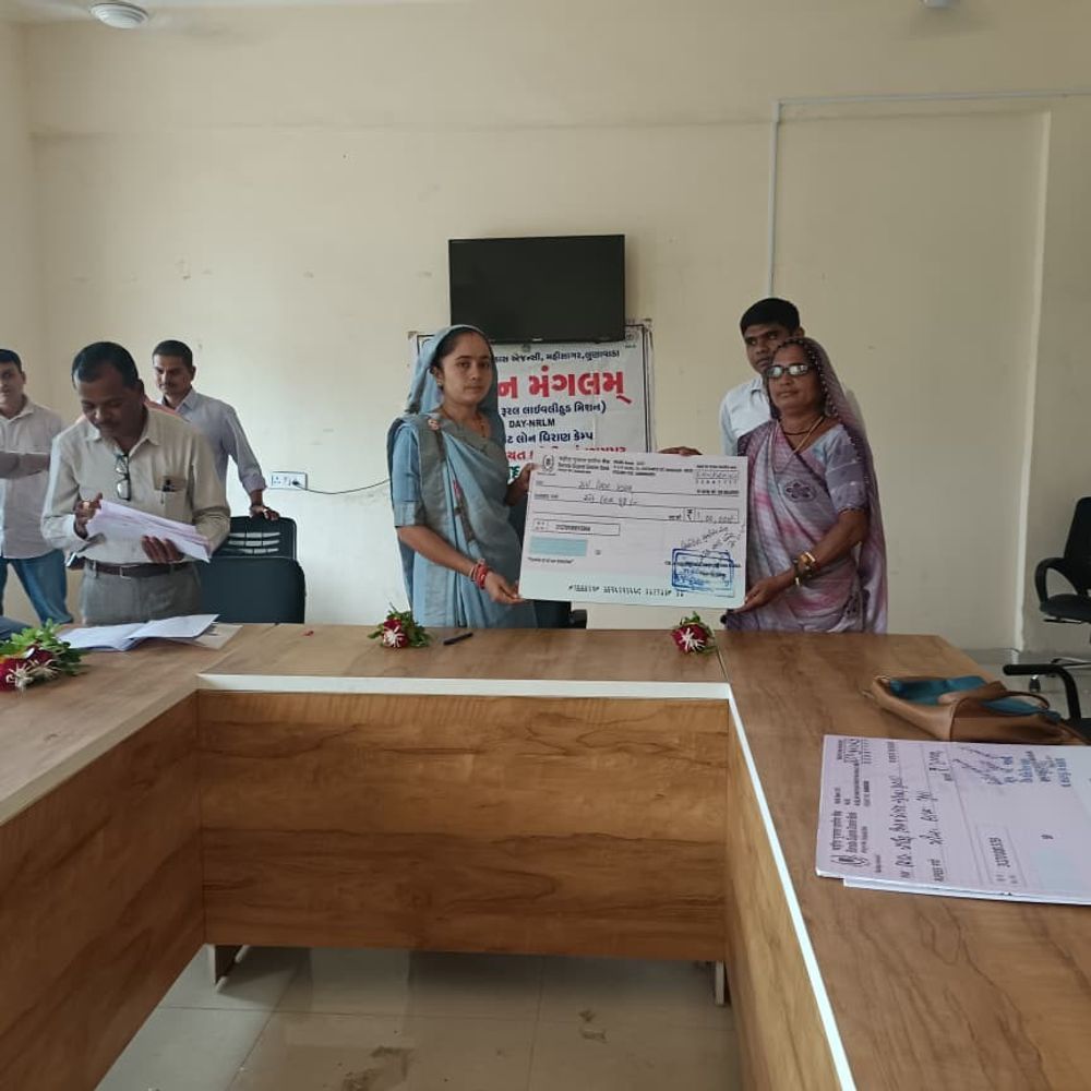 31 સખી મંડળોને ₹87.70 લાખનું ધિરાણ મંજૂર:સંતરામપુરમાં તાલુકા પ્રમુખ રજનીતાબેન તાવિયાડના હસ્તે ચેક અપાયા, મહિલાઓને આર્થિક રીતે સક્ષમ બનાવવા પ્રયાસ