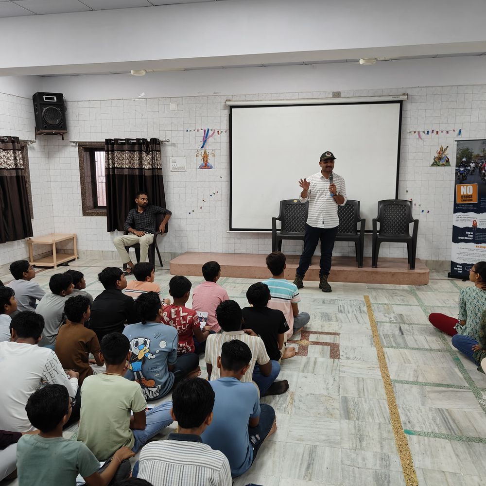 બોટાદ ગુરુકુળમાં ડ્રગ્સ જાગૃતિ કાર્યક્રમ:250થી વધુ વિદ્યાર્થીઓએ નશામુક્તિના શપથ લીધા