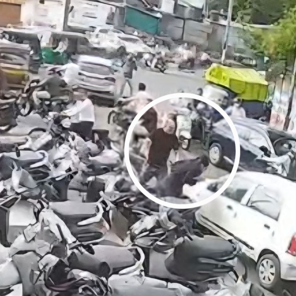 ધોળા દિવસે રસ્તા પર પતિ-પત્ની વચ્ચે ધબધબાટી, CCTV:સુરતમાં પતિએ મહિલાને બિભત્સ ગાળો આપીને માર માર્યો, પતિની પ્રેમિકાએ પણ ઝાપટ મારી; મારી નાખવાની ધમકી