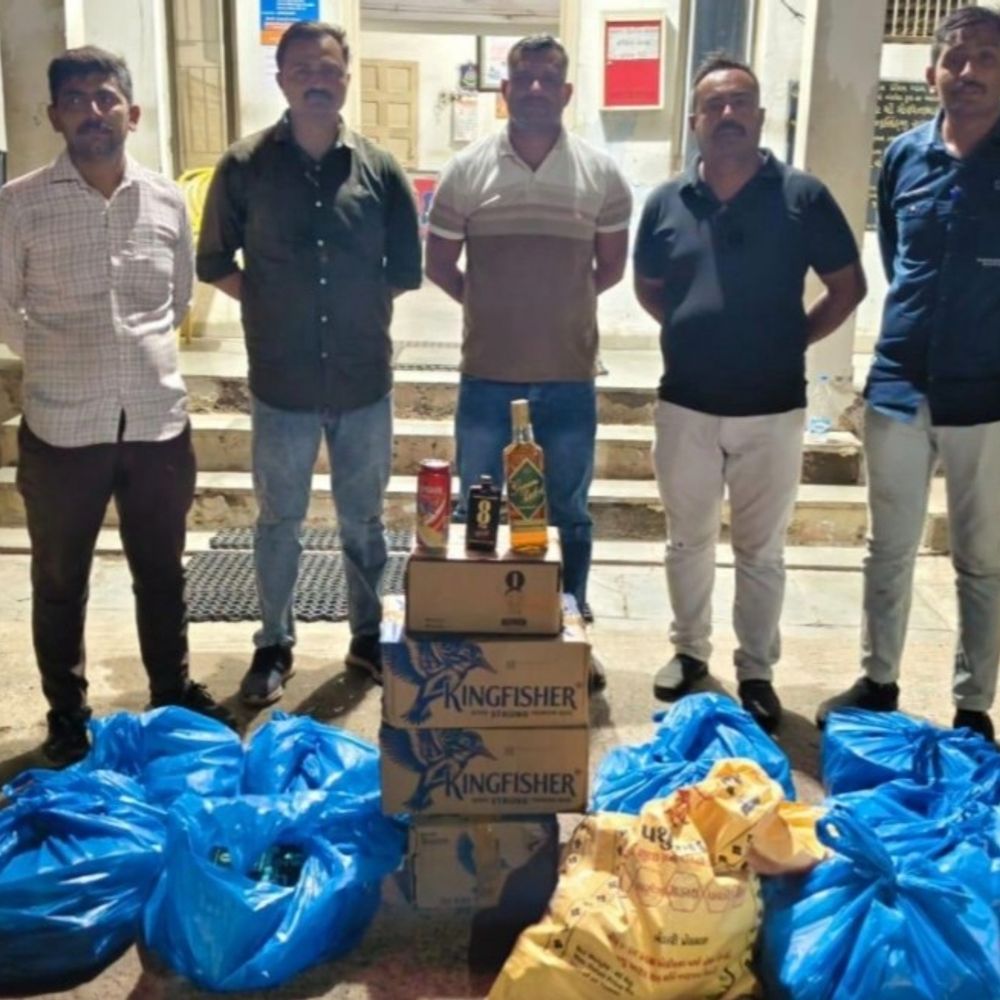 અલંગ પોલીસના બે અલગ-અલગ સ્થળોએ દરોડા:ઘોઘાના નવાગામ અને ત્રાપજમાં મકાન-વાડીમાંથી દારૂ-બિયરની 406 બોટલ જપ્ત, બે શખસ ફરાર