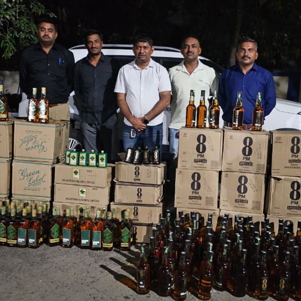 વાંકાનેર પાસે કારમાંથી 836 બોટલ દારૂ ઝડપાયો:LCBએ 8.10 લાખનો મુદ્દામાલ જપ્ત કર્યો, ચાલક ફરાર