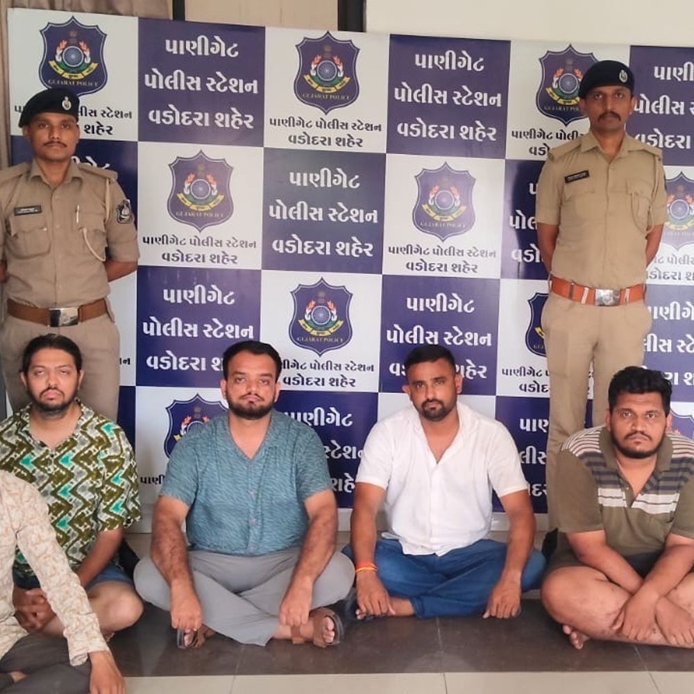 પોલીસ જમાદારની ફેંટ પકડીને મારામારી કરનાર 8 ઝડપાયા:પ્રભાત બસ સ્ટેન્ડ નજીક નાસ્તાની લારી બંધ કરવાનું કહેતા પોલીસ સાથે ઝપાઝપી કરી કરી હતી