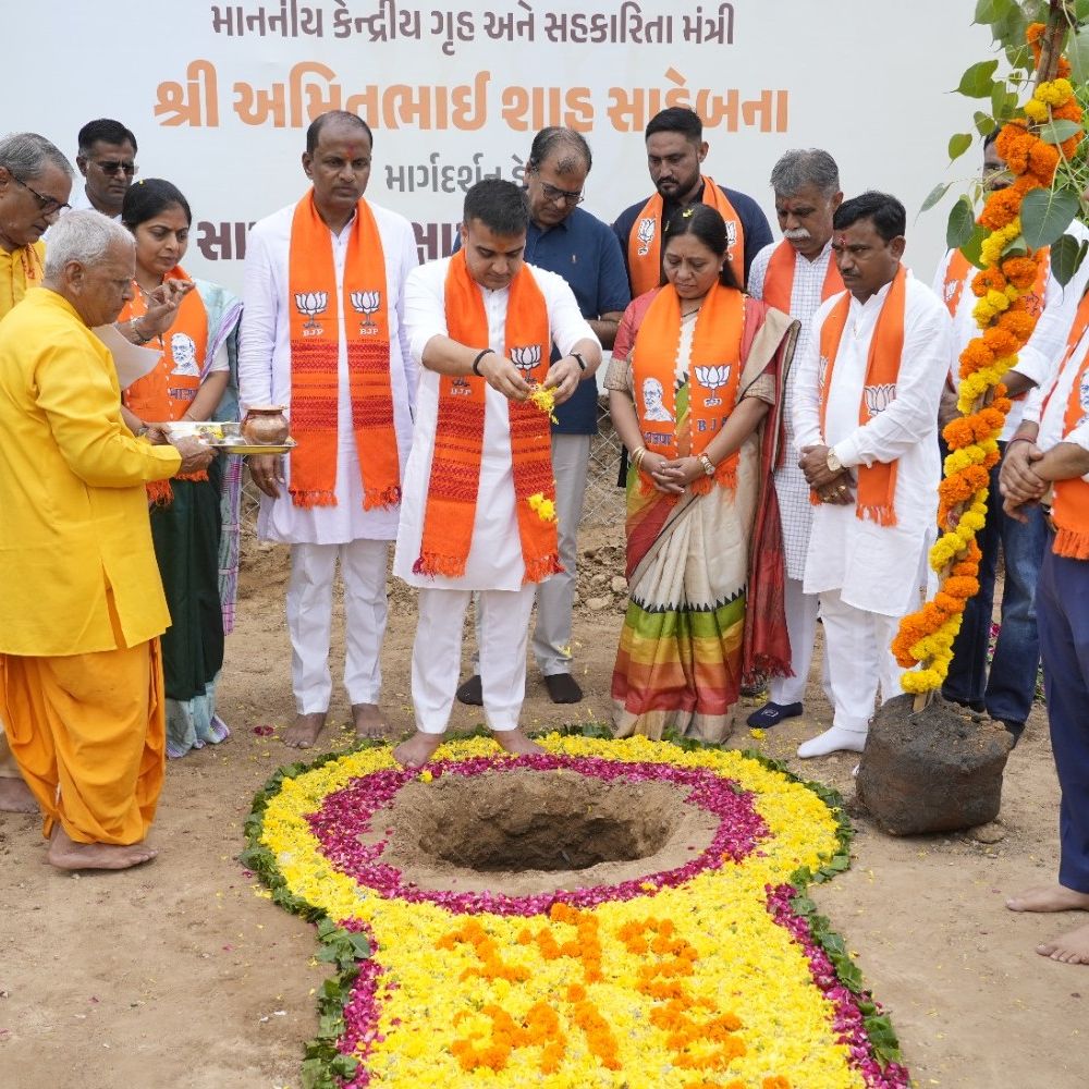 હરિયાળી લોકસભાના સંકલ્પ સાથે ગાંધીનગરમાં મહા વૃક્ષારોપણ:શહેરના 50 સ્થળોએ વૈદિક મંત્રોચ્ચાર વચ્ચે હજારો રોપા વવાયા, ડેપ્યુટી CM સંઘવી સહિતના મહાનુભાવોએ વૃક્ષારોપણ કર્યું