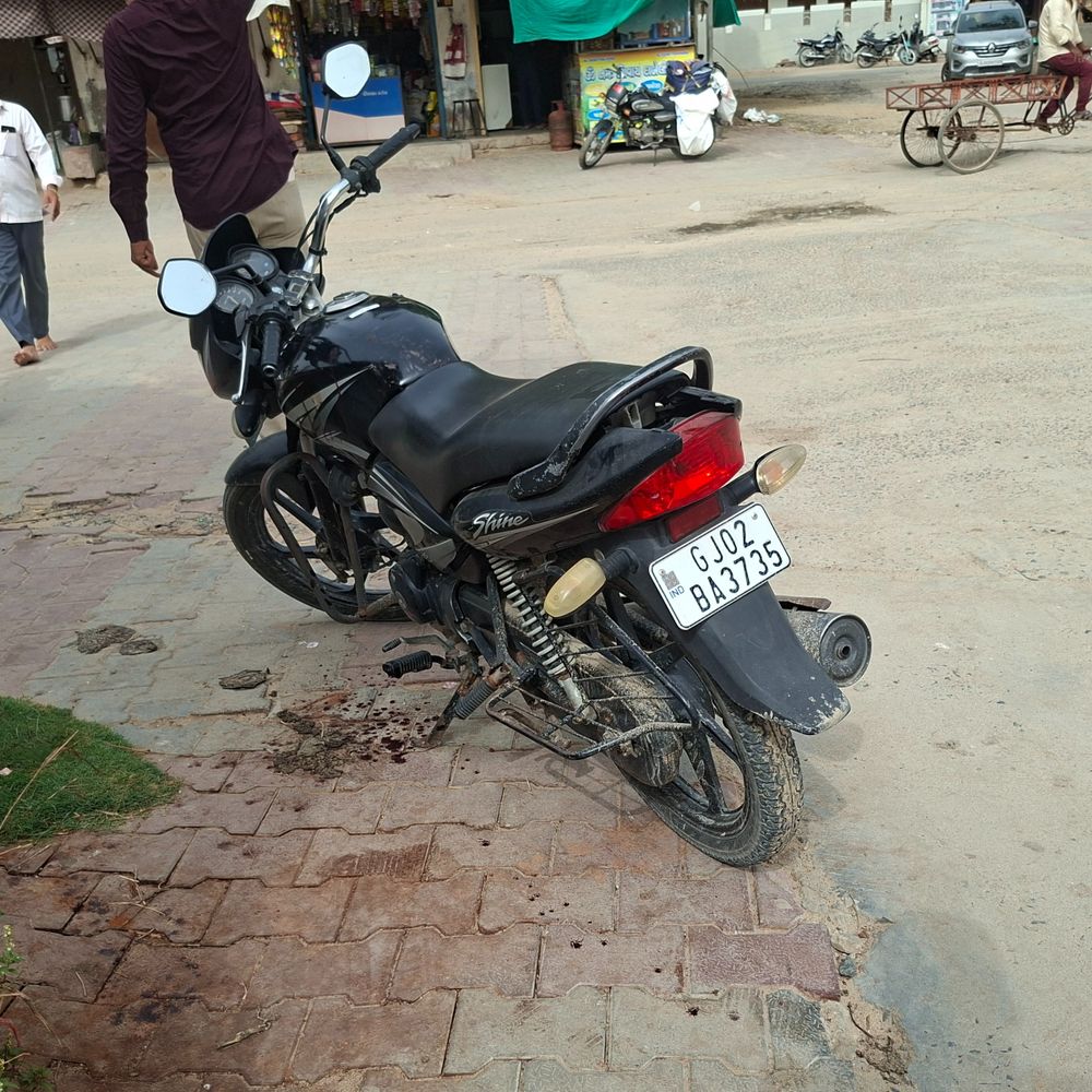 ખેરવા ગામે ભરબપોરે સનસનાટીભરી લૂંટ:ચોકમાં જ વેપારીની આંખમાં મરચું નાખી, દોઢ ફૂટનો છરો હાથની આરપાર ભોંકી રૂ 1.50 લાખ અને 10 તોલા દાગીના લૂંટ્યા