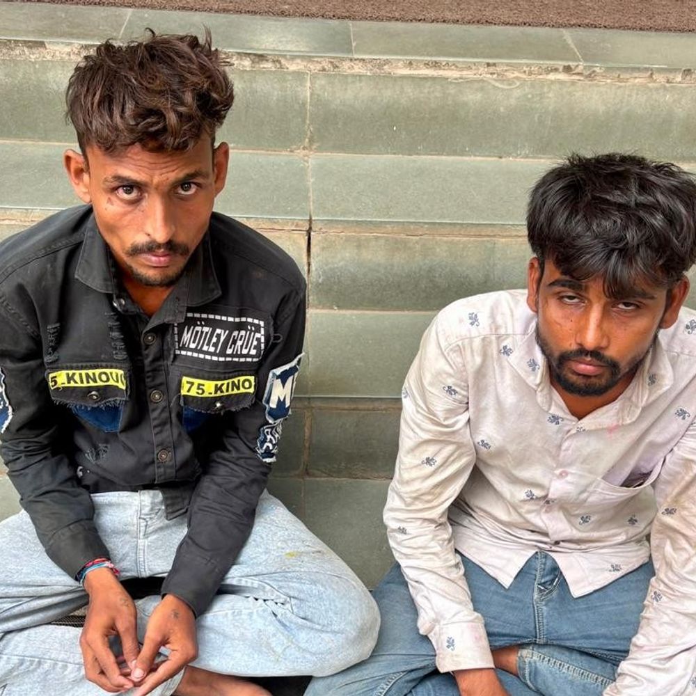 ગઢડા પોલીસે કોમ્બિંગ નાઈટમાં ચોરીમાં બે શખસ ઝડપ્યા:ચોરીના 4 મોબાઈલ અને બાઈક કબજે કરાયું, ગઢડા-ઢસા ચોરીનો ભેદ ઉકેલાયો