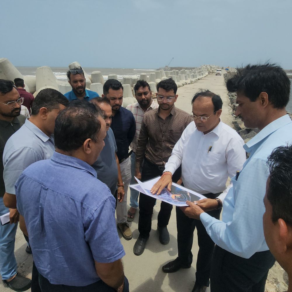 વેરાવળ ફિશરીઝ હાર્બર પર કલેક્ટરની સરપ્રાઈઝ વિઝીટ:વિકાસ કાર્યોનું નિરીક્ષણ કરી આધુનિકીકરણ અને સ્વચ્છતાના સૂચનો આપ્યા
