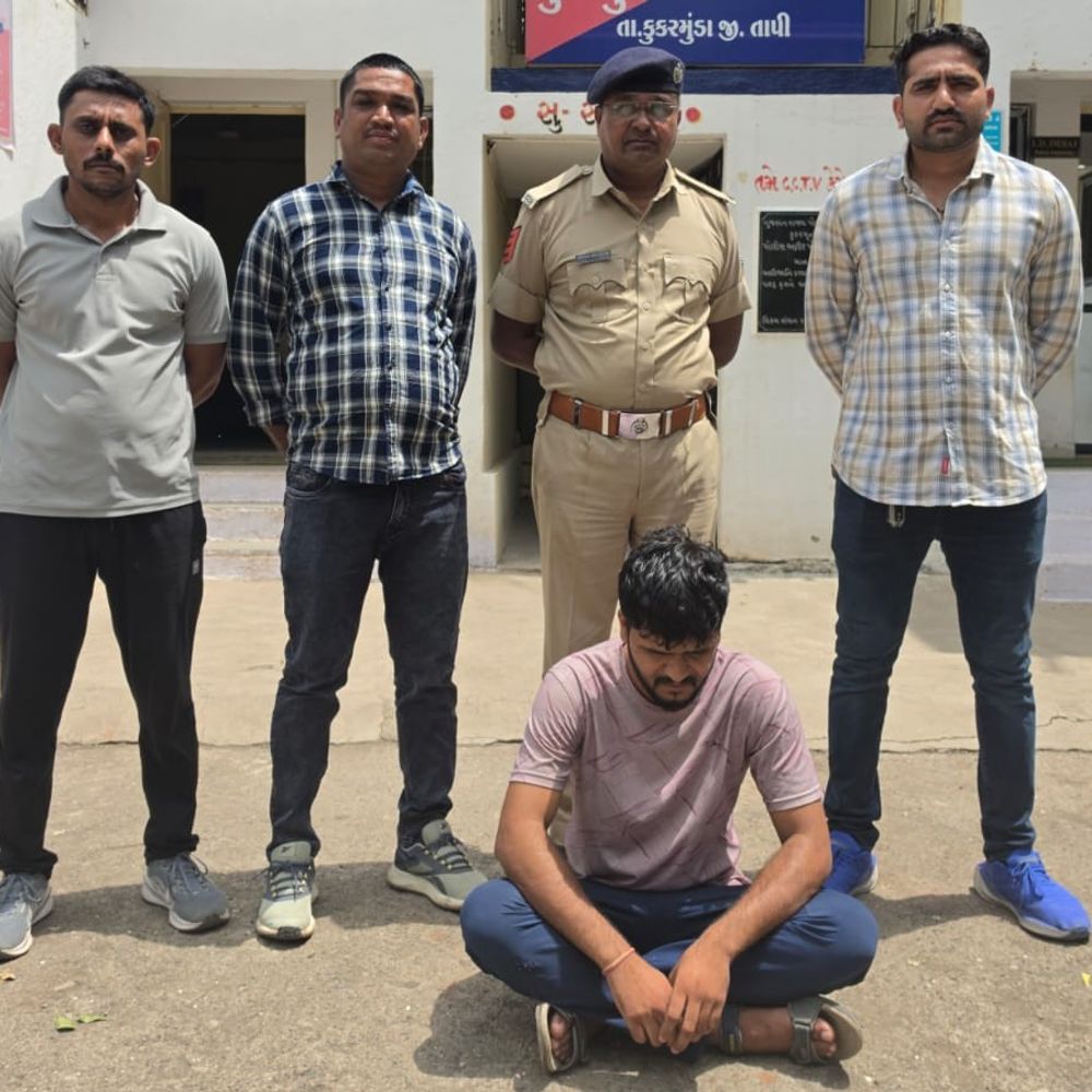 કુકરમુંડા પોલીસે સાયબર ફ્રોડનો વોન્ટેડ આરોપી ઝડપ્યો:ઓપરેશન મ્યુલ હંટ હેઠળ બનાસકાંઠાથી ધરપકડ, પ્રધાનમંત્રી મુદ્રા લોનના નામે નાણાં ટ્રાન્સફર કરાવ્યા હતા