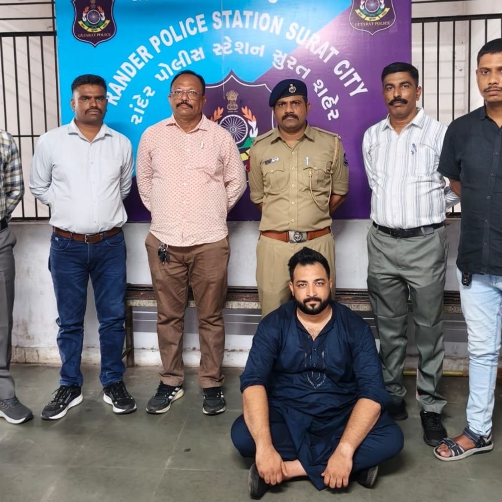 વડોદરા સાયબર ક્રાઈમનો વોન્ટેડ જમીન દલાલ સુરતમાંથી ઝડપાયો:રૂ. 57 લાખની ઠગાઈના આરોપી શાહીદખાનને પોલીસે દબોચ્યો, દિલ્હીમાં પણ નોંધાયેલા સાયબર ફ્રોડ-અપહરણના ગુના