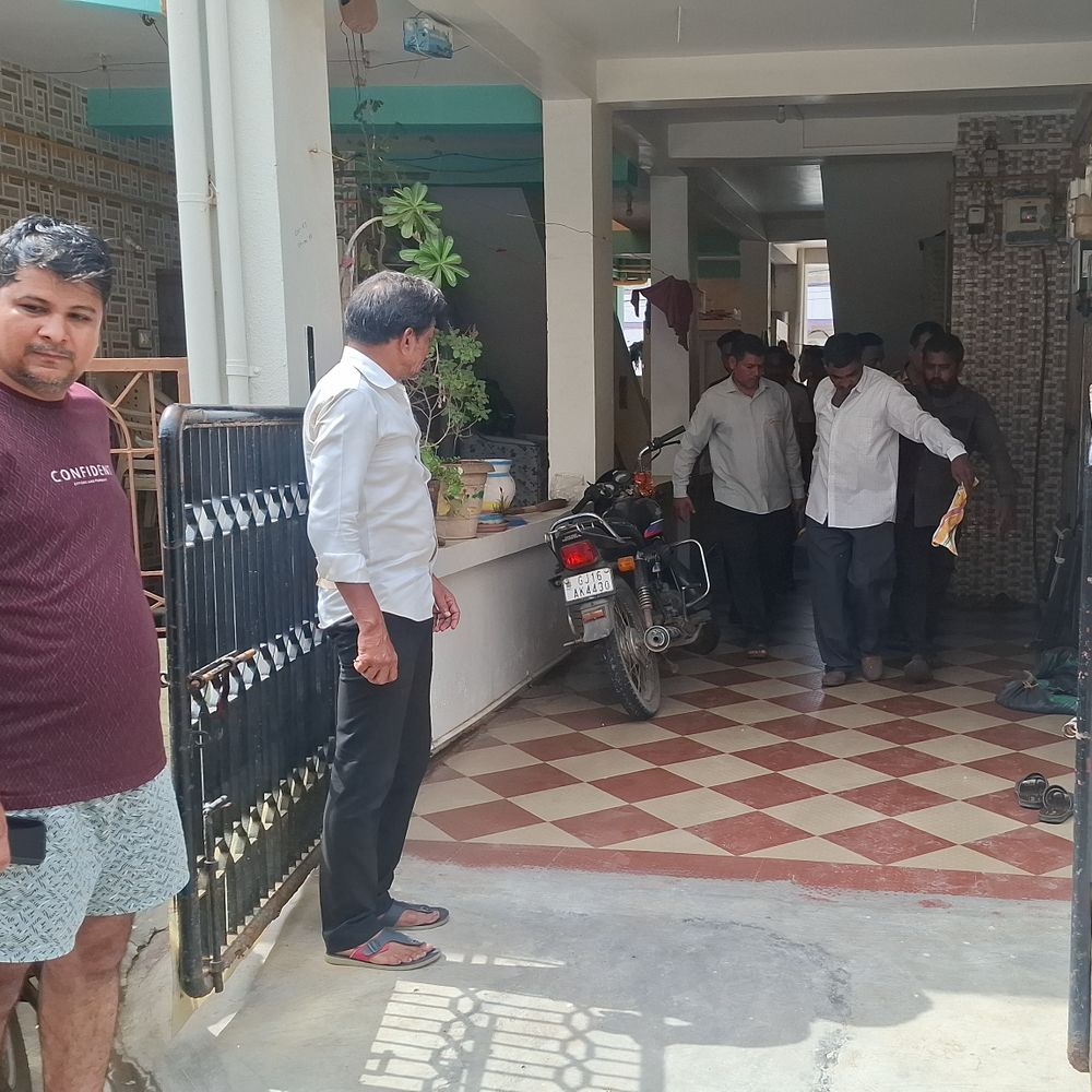 ભરૂચમાં ક્લાસ-વન અધિકારીનો ગળેફાંસો ખાઈ આપઘાત:સુસાઈડ નોટ લખી ઘરની બાલ્કનીમાં લટકી ગયા; આર્થિક સંકટ, લોન અને ક્રેડિટ કાર્ડના વધતા દેવાથી પગલું ભર્યું
