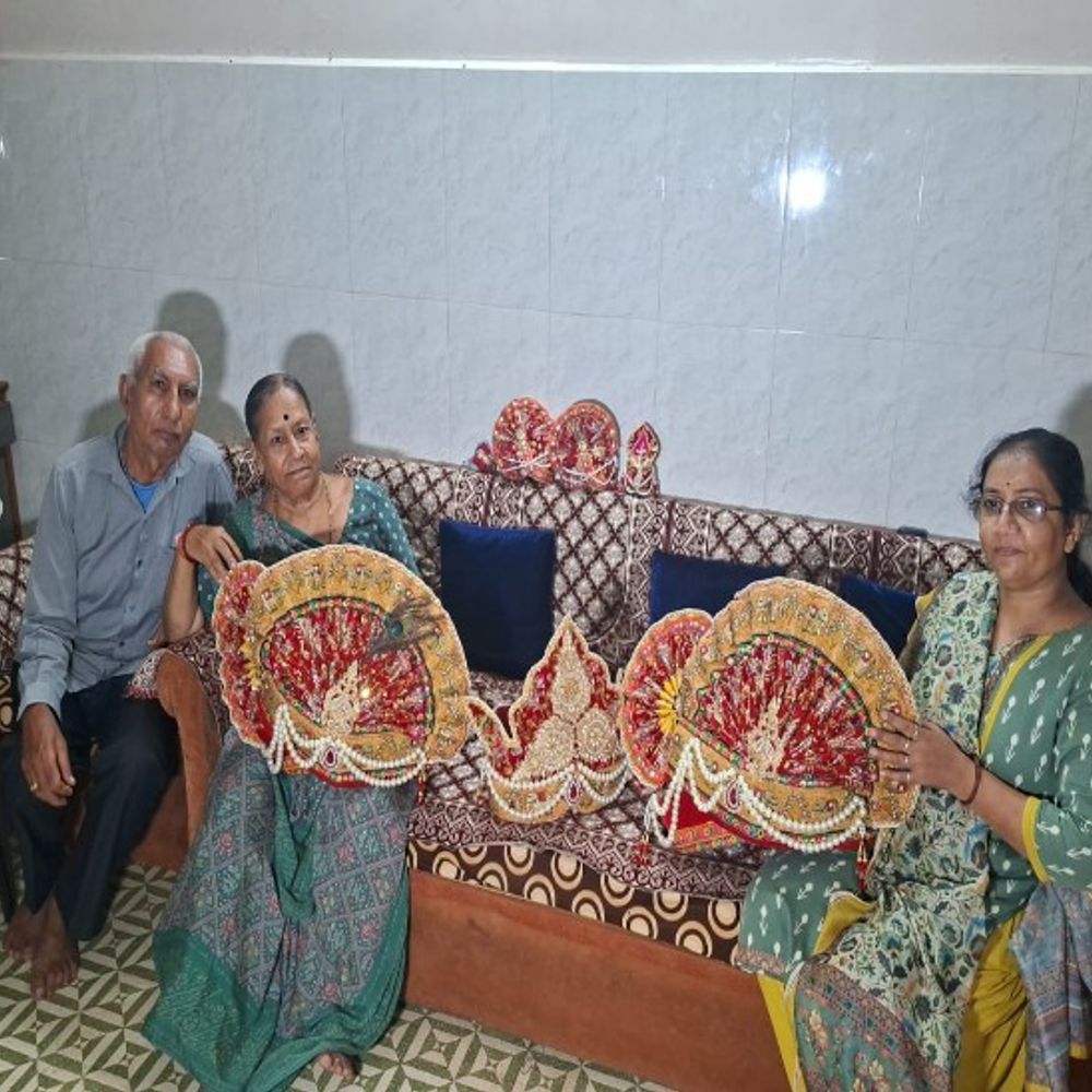 17 વર્ષથી ભગવાન જગન્નાથજીના સાફા બનાવી પ્રફુલાબેનની અનોખી સેવા:8 વર્ષ પહેલાં થયેલા પેરાલિસિસને માત આપી; કહ્યું-‘ભગવાનની કૃપાથી જ આજે હું ફરી બોલી શકું છું’