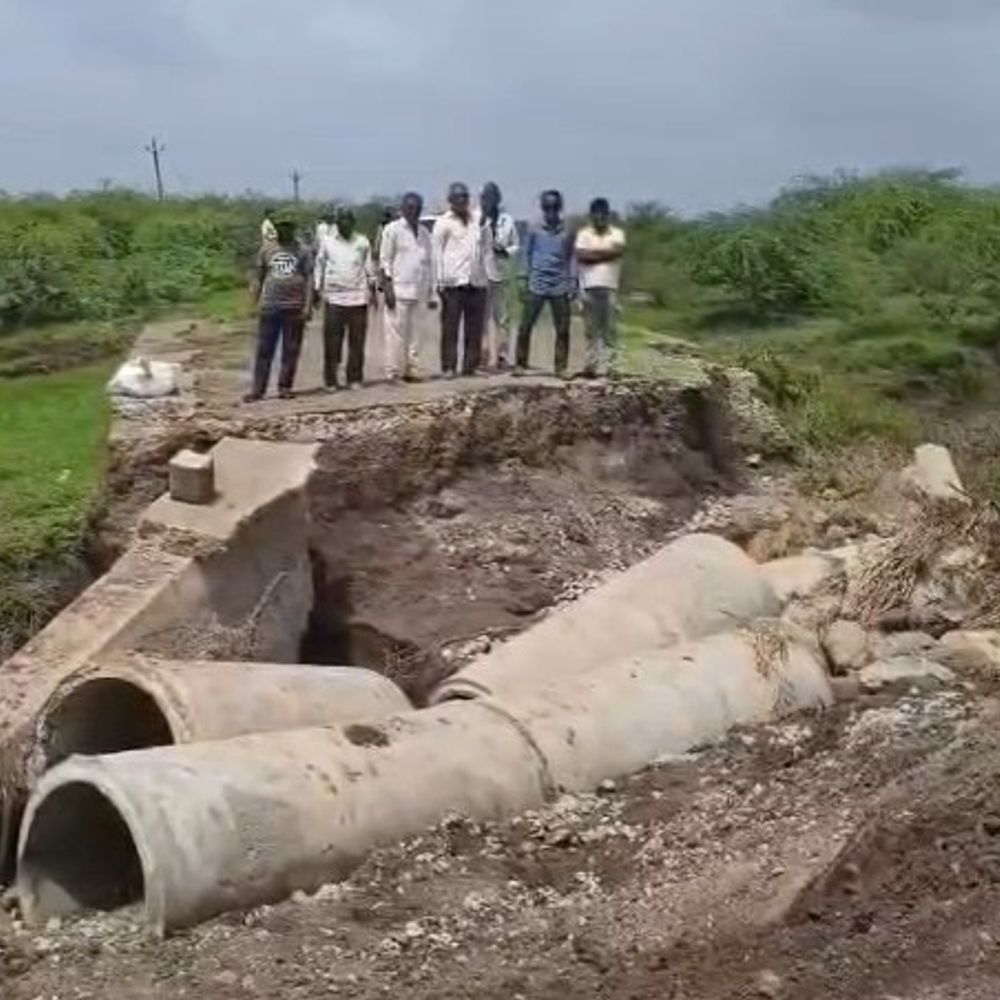 પુલ નહીં બને તો 2027 માં વિસાવદર વાળી થશે..:વંથલીન નાવડામાં પુલ ધોવાતાં 58 ખેડૂતોની વાવણી અટકી; ગ્રામજનોએ ચૂંટણી બહિષ્કાર અને ઉગ્ર આંદોલનની ચીમકી આપી કહ્યું 2027 અરવિંદ ભાઈ ક્યાંય ગોત્યા નહી જડે