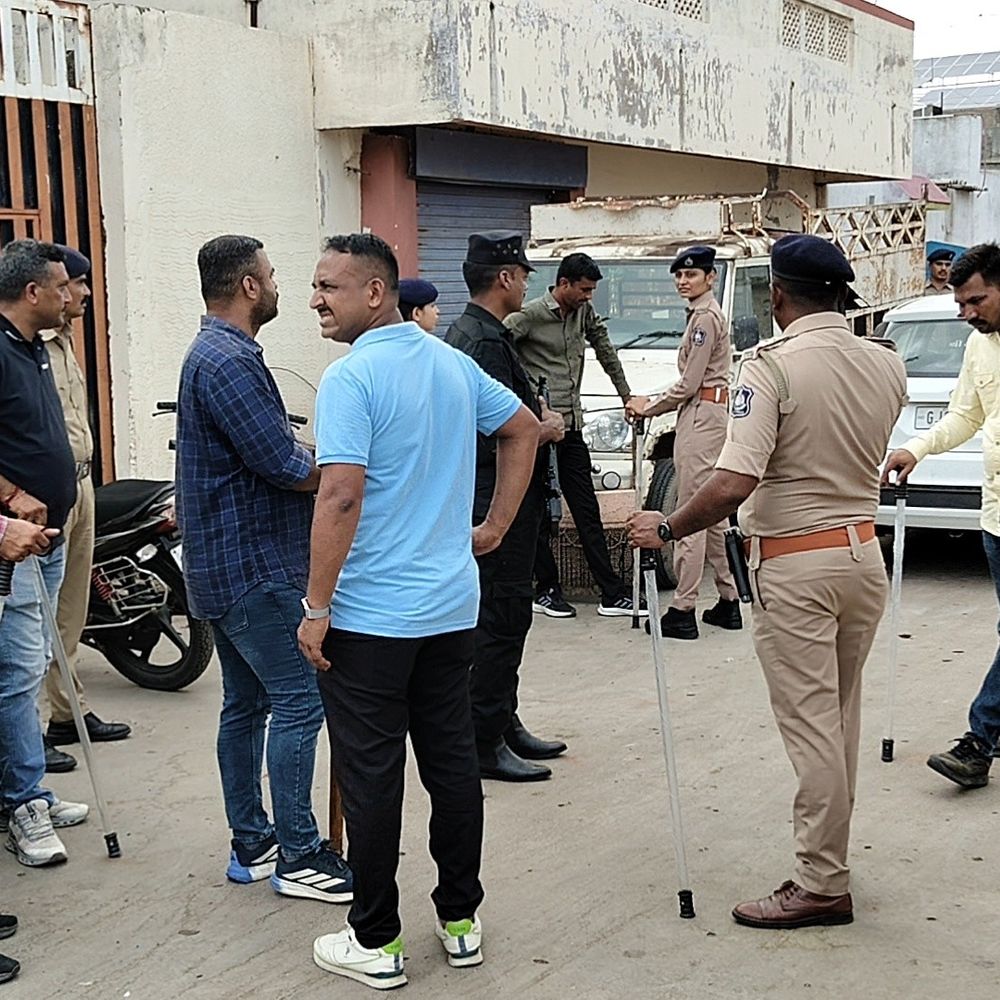 મોરબી પોલીસે રથયાત્રા પહેલાં કોમ્બિંગ ઓપરેશન હાથ ધર્યું:ગુજસીટોક અને આર્મ્સ એક્ટના 14 ગુનેગારોના ઘરોની તપાસ, 200 પોલીસકર્મી તૈનાત