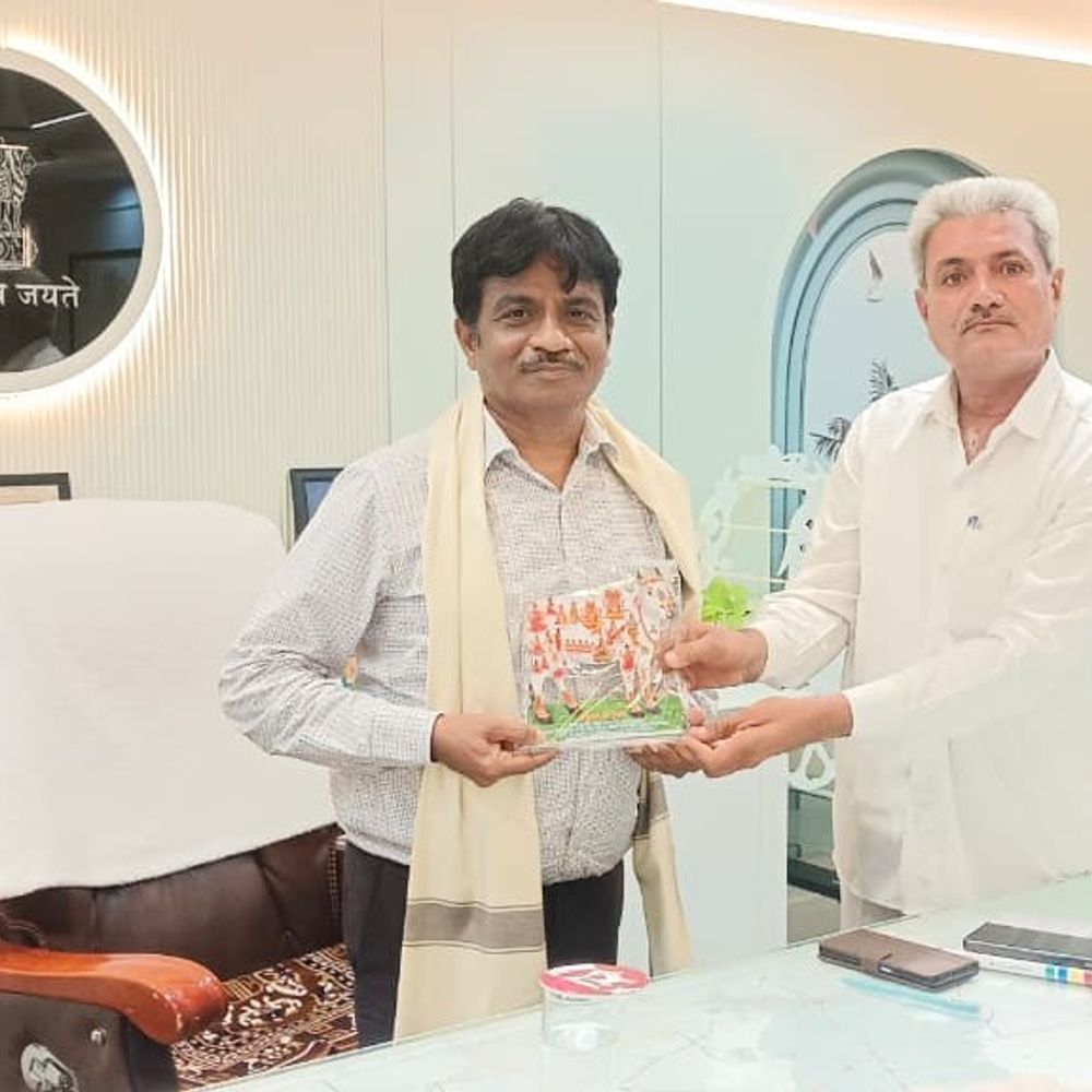 બોટાદના નવા કલેક્ટર એચ.એમ. વોરાનું સન્માન:પ્રગતિશીલ ખેડૂત કનુભાઈ ખાચરે શાલ ઓઢાડી સન્માન કર્યું