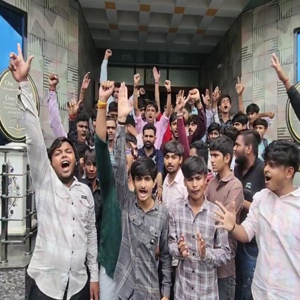 સહજાનંદ કોલેજમાં વિદ્યાર્થી પર હુમલાનો મામલો ગરમાયો:ABVPનું ઉગ્ર વિરોધ પ્રદર્શન અને તાળાબંધીની ચીમકી