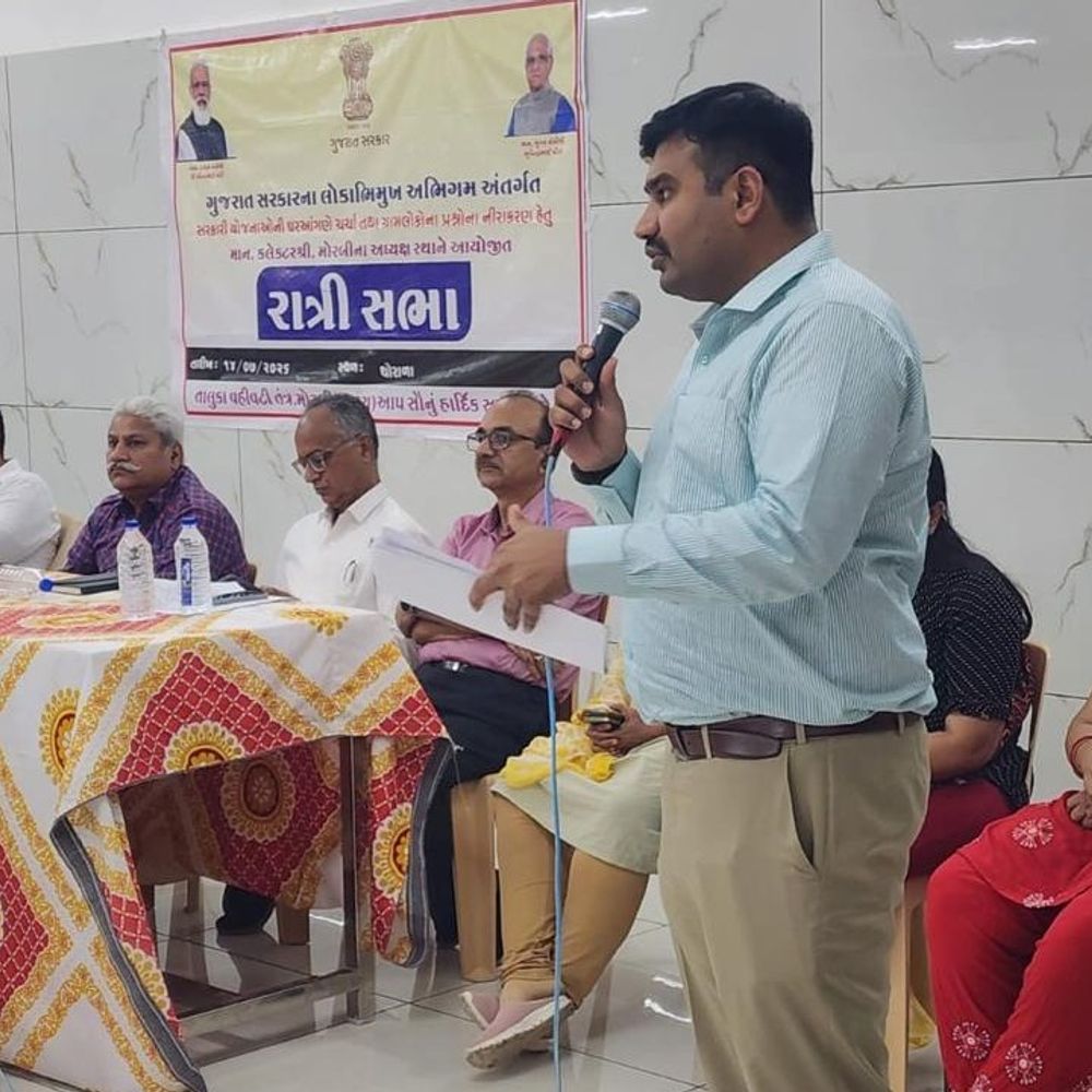 કલેક્ટર સ્વપ્નિલ ખરેએ થોરાળામાં રાત્રિ સભા યોજી:ગ્રામજનોના પ્રશ્નો સાંભળી, સ્થળ પર જ નિકાલની ખાતરી આપી