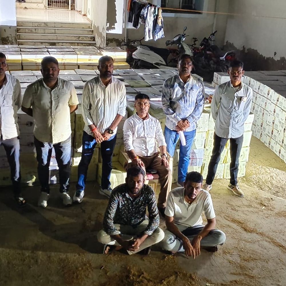 પાટણમાં 45.73 લાખનો વિદેશી દારૂ ઝડપાયો:ભુસાની બોરીઓની આડમાં દારૂ છુપાવેલો, બે રાજસ્થાની શખસોની ધરપકડ