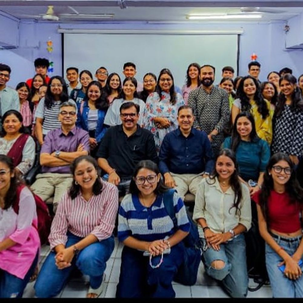 NIMCJ માં નવા વિદ્યાર્થીઓનો સ્વાગત સમારોહ યોજાયો:સિનિયર વિદ્યાર્થીઓએ BAJMC ની નવી બેચને આવકારી