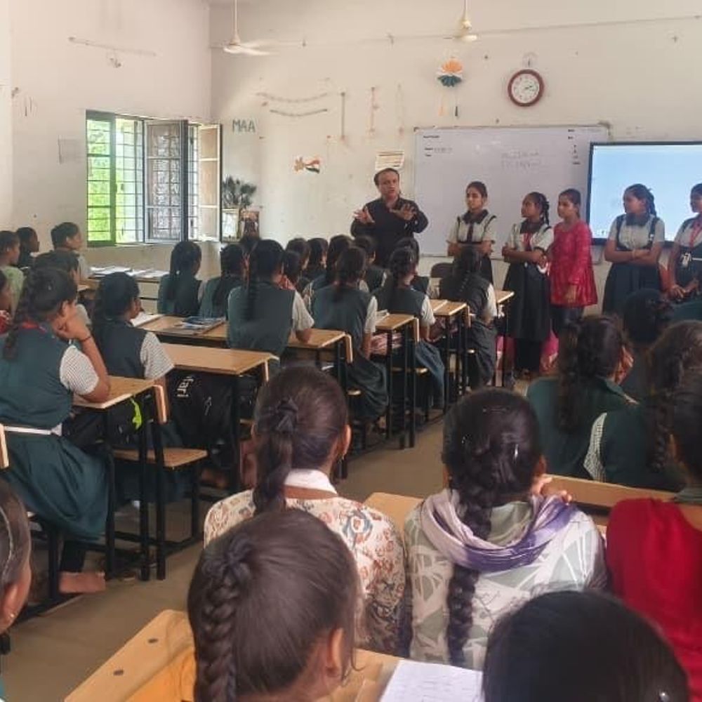 લીમખેડામાં કિશોરી સશક્તિકરણ કાર્યક્રમ યોજાયો:જીલ્લા પ્રોગ્રામ ઓફિસર સુધીર જોશીએ સ્વાસ્થ્ય, શિક્ષણ, સુરક્ષા પર માર્ગદર્શન આપ્યું