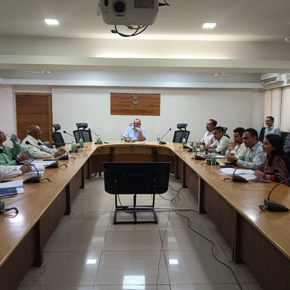 હિંમતનગરમાં મતદાન મથકોના પુનર્ગઠન પર બેઠક:કલેક્ટરની અધ્યક્ષતામાં રાજકીય પક્ષો સાથે ચર્ચા થઈ