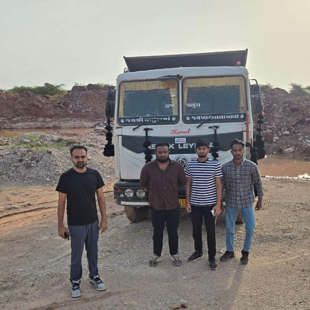 સરકારી જમીનમાંથી ગેરકાયદે ખનન ઝડપાયું:મુળીના સરલામાં હિટાચી મશીન અને ડમ્પર સહિત રૂ. 77 લાખનો મુદ્દામાલ જપ્ત