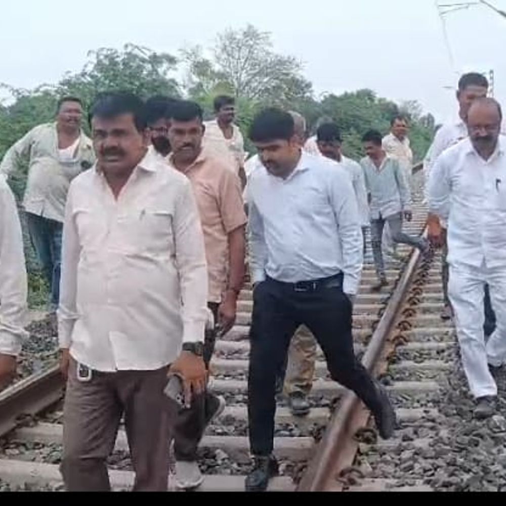 ઉંબરી ગામના ખેડૂતોની કલેક્ટર સુધી રજૂઆત: રેલવે ફેન્સિંગથી માર્ગ બંધ, 60થી વધુને હાલાકી