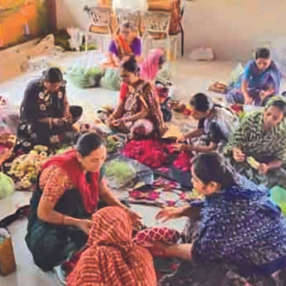 56 ભોગ અને ટનબંધ પ્રસાદનું વિતરણ‎:નવસારી ઇસ્કોનની આજે 12મી  રથયાત્રા: હરિનામ સંકીર્તન  વચ્ચે જગન્નાથ  નગરચર્યાએ