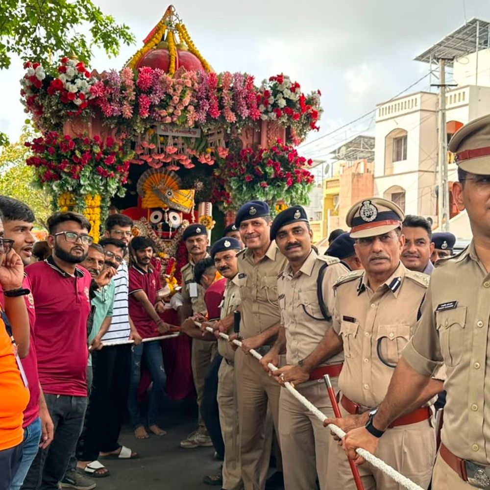 'જય રણછોડ માખણચોર'નો નાદ ગુંજી ઉઠ્યો:રાજકોટનાં જગન્નાથજી મંદિરેથી રથયાત્રાનો પ્રારંભ, રાજવી માંધાતાસિંહનાં હસ્તે પહિંદવિધિ કરાઈ, સાંસદ, મેયર અને ધારાસભ્ય સહિતનાં હાજર