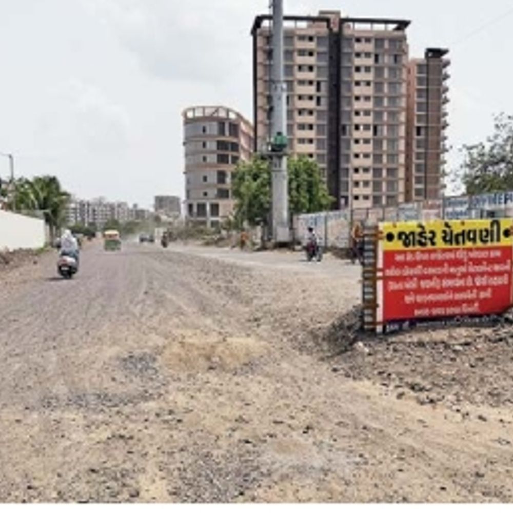 હાઇવે સુધીનો બે કિમી માર્ગ એક વર્ષથી બિસમાર બન્યો:ન્યૂ મણિનગરના રોડનું કામ બંધ થતાં ધૂળના ગોટેગોટાથી લોકો હેરાન