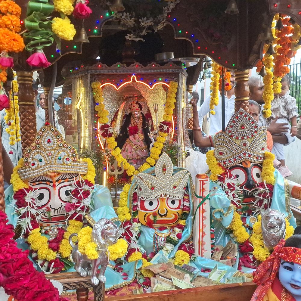 છોટા ઉદેપુરમાં ભગવાન જગન્નાથની 11મી રથયાત્રા નીકળી:ભક્તોમાં અનેરો ઉત્સાહ જોવા મળ્યો, ગામના લોકો વિવિધ વેશભૂષામાં જોડાયા