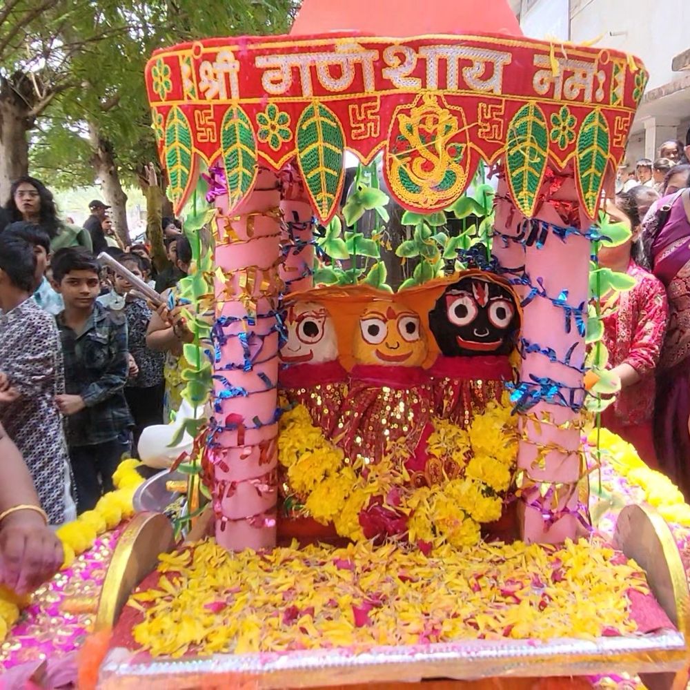 મોડાસાની કલરવ સ્કૂલમાં જગન્નાથ રથયાત્રા:800 બાળકોએ પોતાના હાથે બનાવેલા રથમાં ભગવાનને બિરાજમાન કર્યા