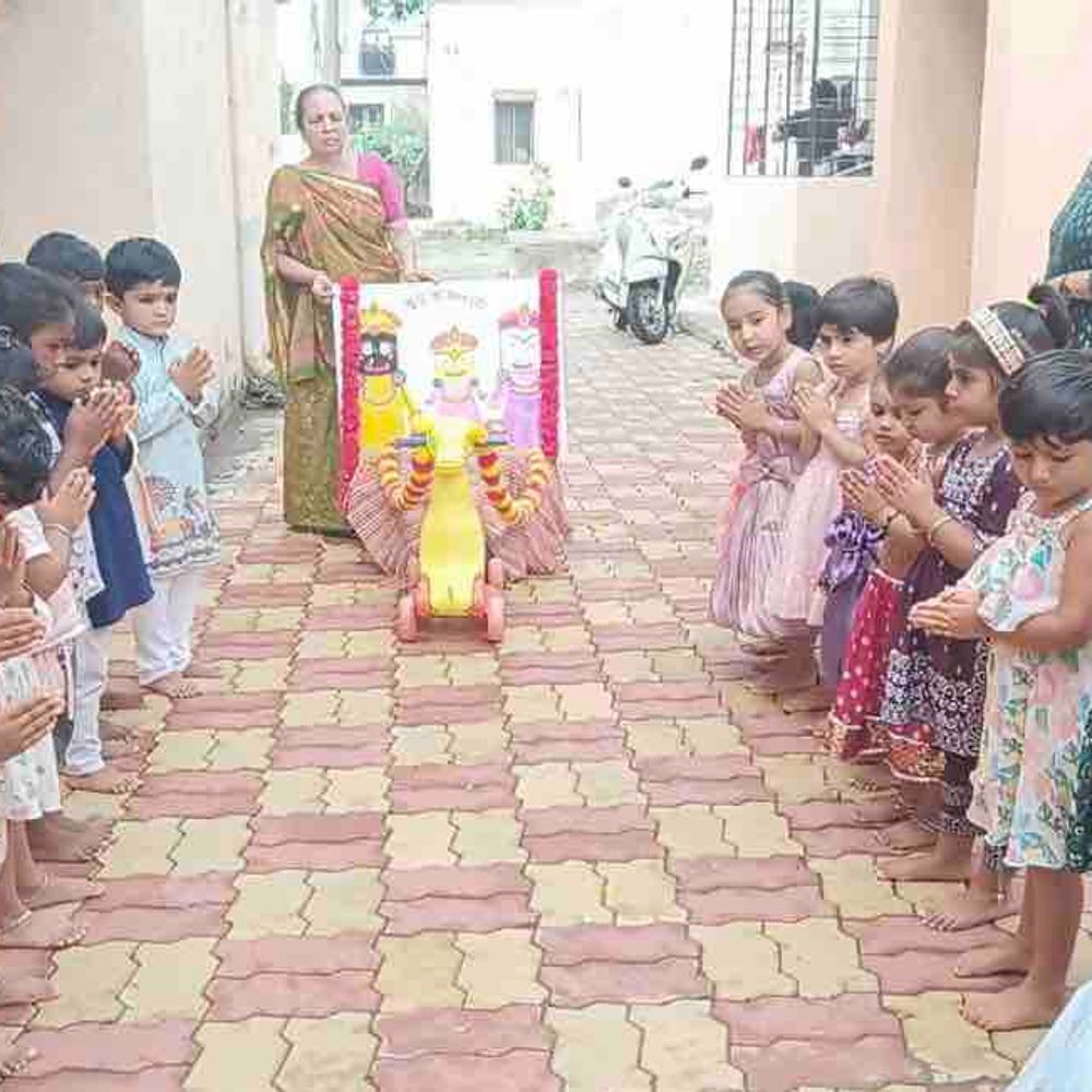 ૐ પ્લે હાઉસમાં અષાઢી બીજની ભક્તિમય ઉજવણી:નાનાં ભૂલકાઓએ ભક્તિગીતો, વાર્તા અને સાંસ્કૃતિક કાર્યક્રમો રજૂ કર્યા