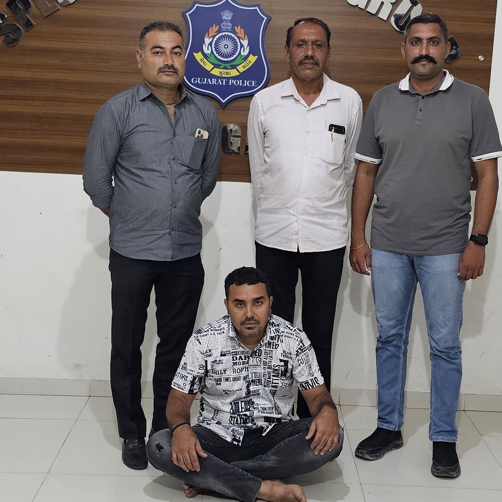 નશાના વેપારી સામે કડક એક્શન:જૂનાગઢમાં ત્રણ ગંભીર ગુનામાં સંડોવાયેલા રીઢા ગુનેગાર ઈકબાલખાન પઠાણની PIT NDPS હેઠળ અટકાયત કરી ભુજની પાલારા જેલ ભેગો કરાયો.