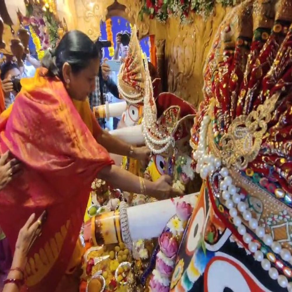 ભાવનગરમાં 41મી વિધિવત રથયાત્રાનો આસ્થાભેર પ્રારંભ:કેન્દ્રીય મંત્રી નિમુબેન બાંભણીયાએ "છેડાપોરા" અને "પહિન્દ" વિધિ કરી કરાવ્યું પ્રસ્થાન, હાથી ઘોડા પાલખી જય કનૈયાલાલ કી ના નાદ સાથે ભાવેણું ગુંજયું