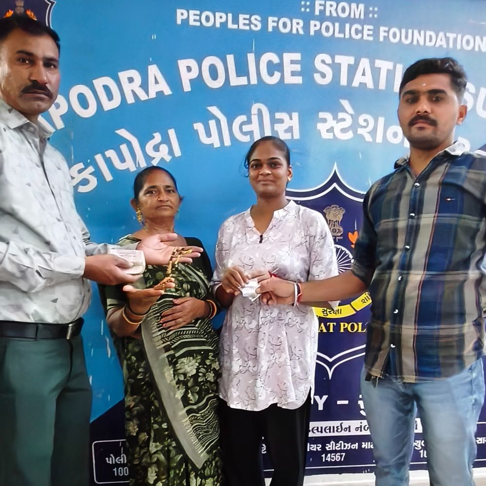 કાપોદ્રા પોલીસની સરાહનીય કામગીરી:રિક્ષામાં ભુલાયેલો 6 લાખની કિંમતનો સોના-ચાંદીના દાગીના અને મોબાઈલ ભરેલો થેલો ગણતરીના કલાકોમાં શોધી મહિલાને પરત સોંપ્યો