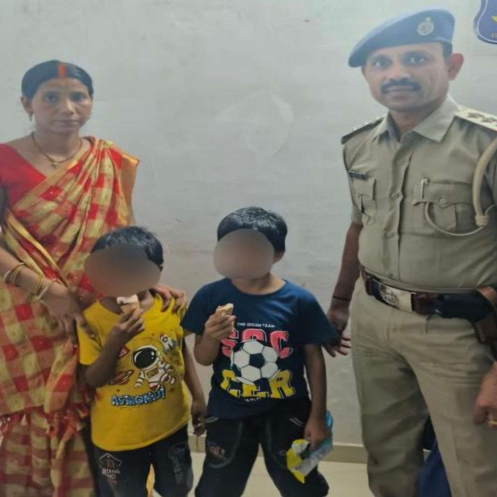 ભરૂચ રથયાત્રામાં પોલીસની સંવેદનશીલ કામગીરી:ભીડમાં વિખૂટા પડેલા બે બાળકોનું માતા સાથે સુરક્ષિત મિલન કરાવ્યું