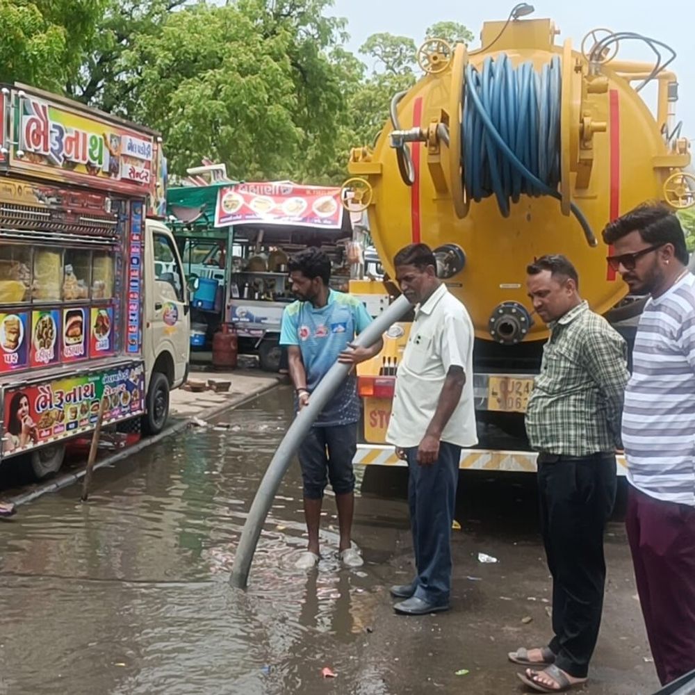 પાટણ રેલવે સ્ટેશન રોડ પર પાણી ભરાયા:યોગ્ય આયોજન અને લેવલિંગના અભાવે નવો રોડ સ્થાનિકો માટે મુશ્કેલીનું કારણ બન્યો, મચ્છરોનો ઉપદ્રવ વધતા રોગચાળાનો ભય