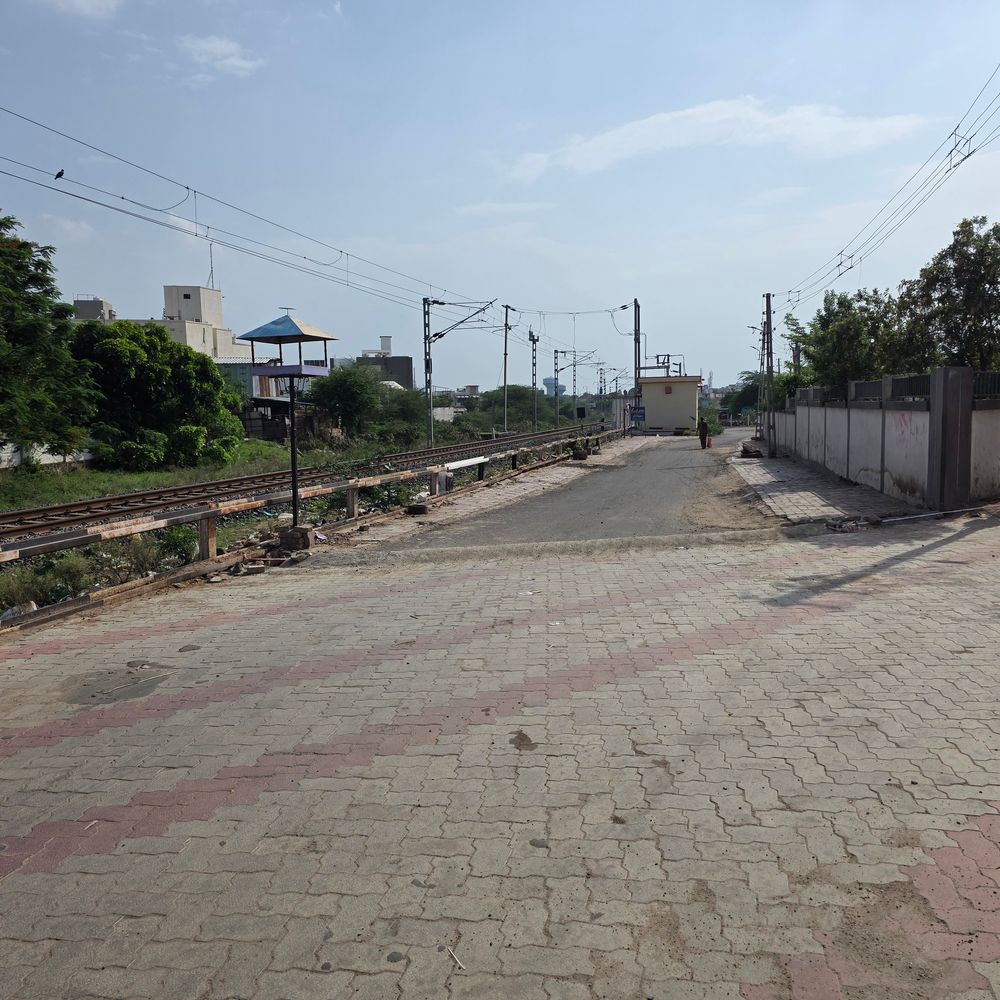 હિંમતનગરમાં બમ્પના કારણે મોપેડ પલટતાં માતા-પુત્રીને ગંભીર ઈજા:માતા ખાનગી હોસ્પિટલમાં દાખલ, પોલીસને જાણ કરાઈ