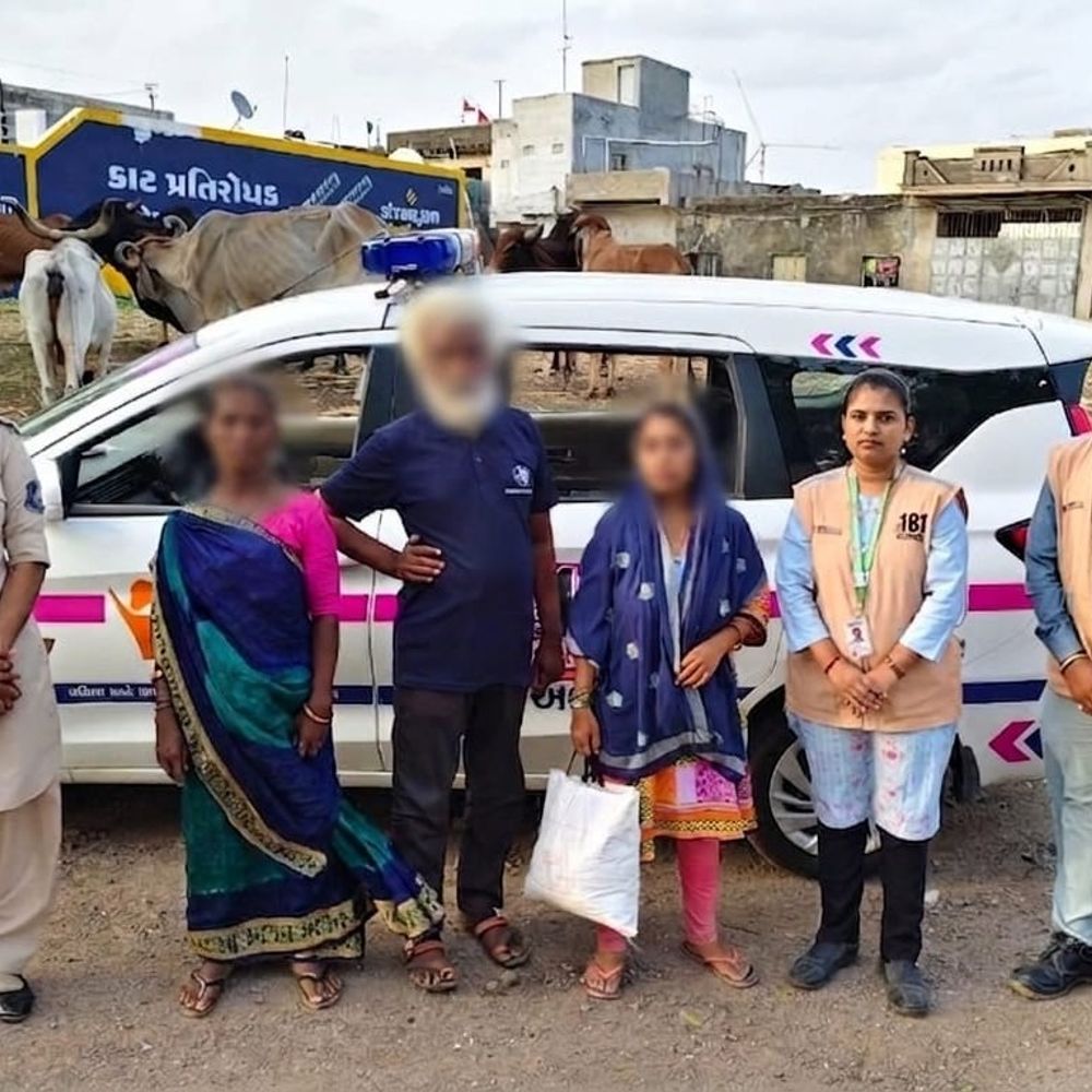 અભયમ ટીમે રસ્તે ભટકતી મહિલાનું પરિવાર સાથે મિલન કરાવ્યું:નશાની હાલતમાં પતિ શારીરિક અને માનસિક ત્રાસ આપી માર મારતા મહિલાએ ઘર છોડ્યું હતું
