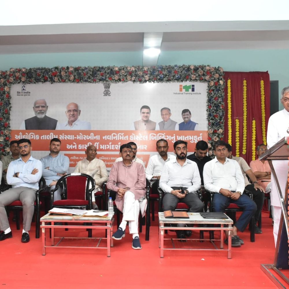 મોરબીમાં UPSC-GPSC સેમિનાર, યુવાનોને કારકિર્દી માર્ગદર્શન:કેબિનેટ મંત્રી કુંવરજી બાવળિયા અને રાજ્યમંત્રી કાંતિ અમૃતિયા ઉપસ્થિત, વિદ્યાર્થીઓને માર્ગદર્શન આપ્યું