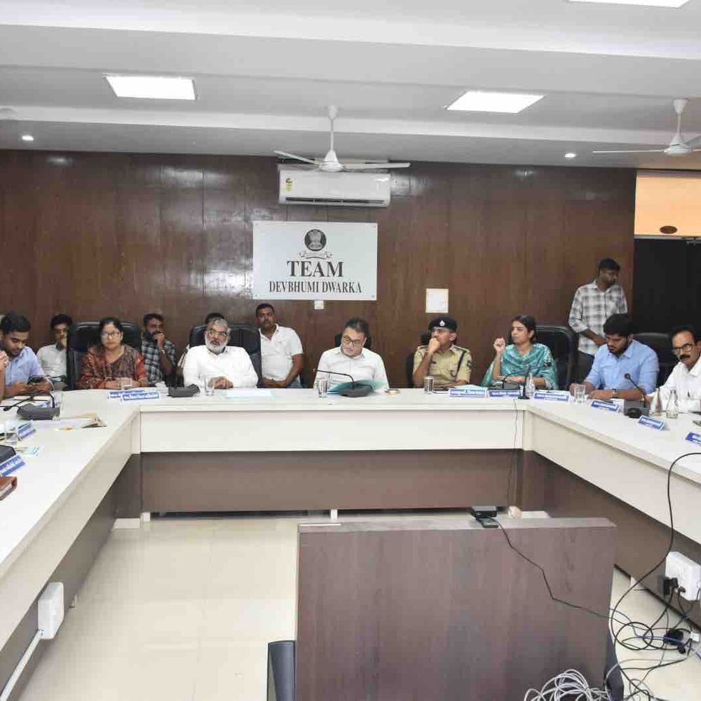 ખંભાળિયા કલેકટર કચેરીમાં સંકલન સમિતિ બેઠક:ધારાસભ્ય મુળુભાઈ બેરાએ જનકલ્યાણના કામો ઝડપી પૂર્ણ કરવા અધિકારીઓને તાકીદ કરી