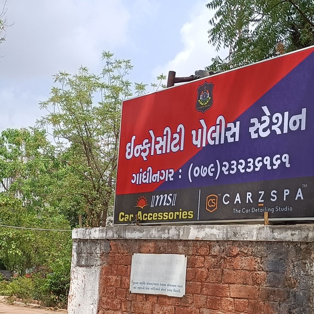 પૂરપાટ ઝડપે આવતી કારે બાઇક સવાર બે મિત્રોને ઉડાવ્યા:ગાંધીનગરમાં ગમખ્વાર અકસ્માતમાં યુવકનું મોત, બે સંતાનોએ પિતાની છત્રછાયા ગુમાવી; એકને ગંભીર ઈજા