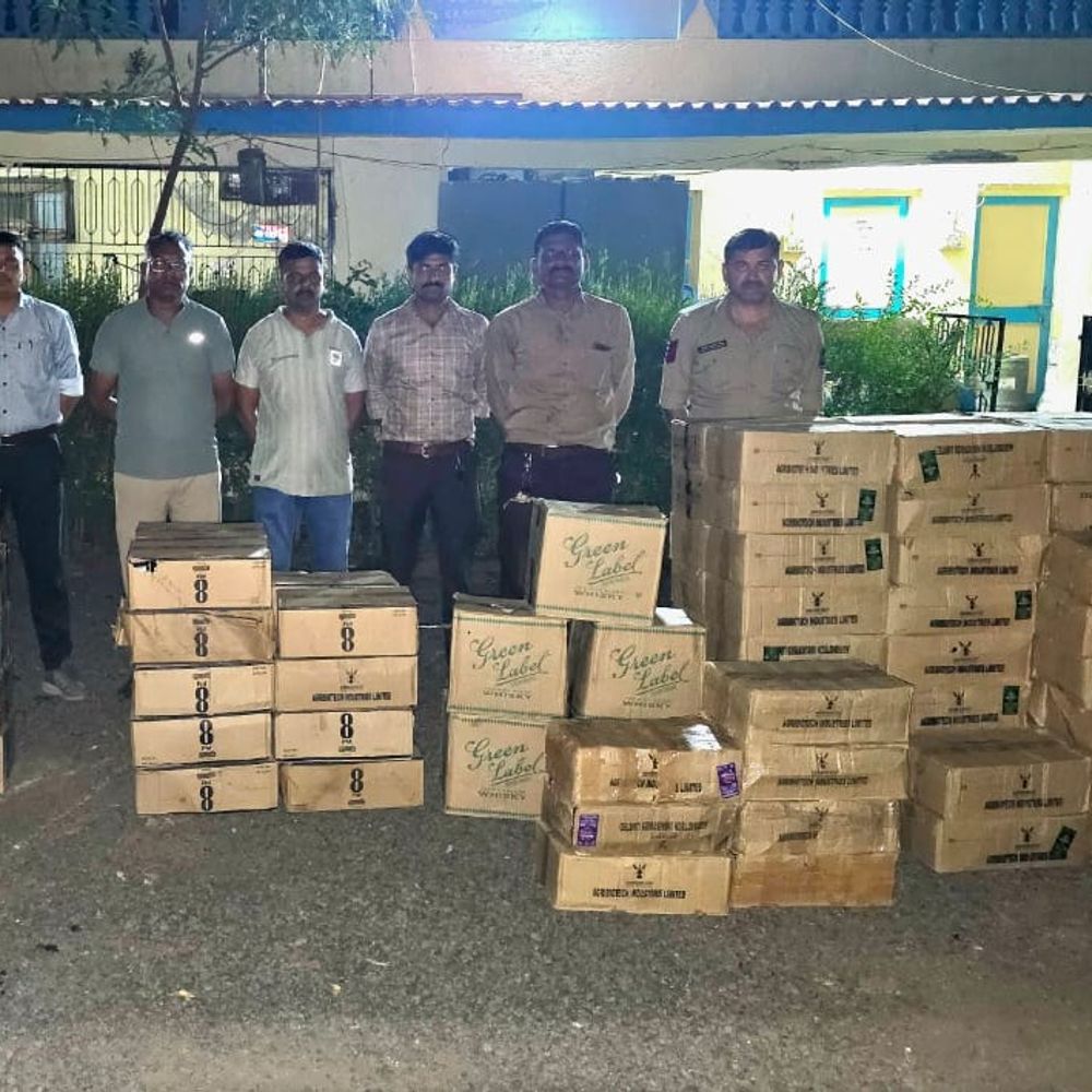સેડલા ગામના સ્મશાન પાસેથી વિદેશી દારૂનો જથ્થો ઝડપાયો:બજાણા પોલીસે ₹5.35 લાખનો 4452 નંગ દારૂ અને મોટરસાઇકલ જપ્ત કર્યા