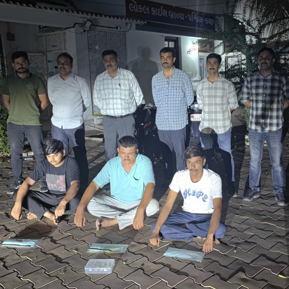 ભુજમાં નકલી સોનાના બિસ્કિટ સાથે ત્રણ ઝડપાયા:LCBએ સોશિયલ મીડિયા ઠગાઈનો પર્દાફાશ કર્યો