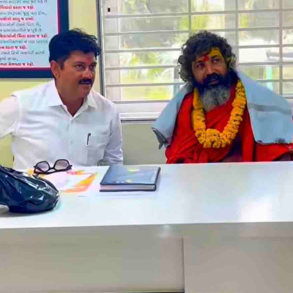 લાલપુર ગ્રામ પંચાયતમાં શાશ્વત આશ્રમના ગાદીપતિ મહારાજની પધરામણી:સરપંચ જયેશ તેરૈયાએ અરવિંદપુરીજીનું સ્વાગત કર્યું