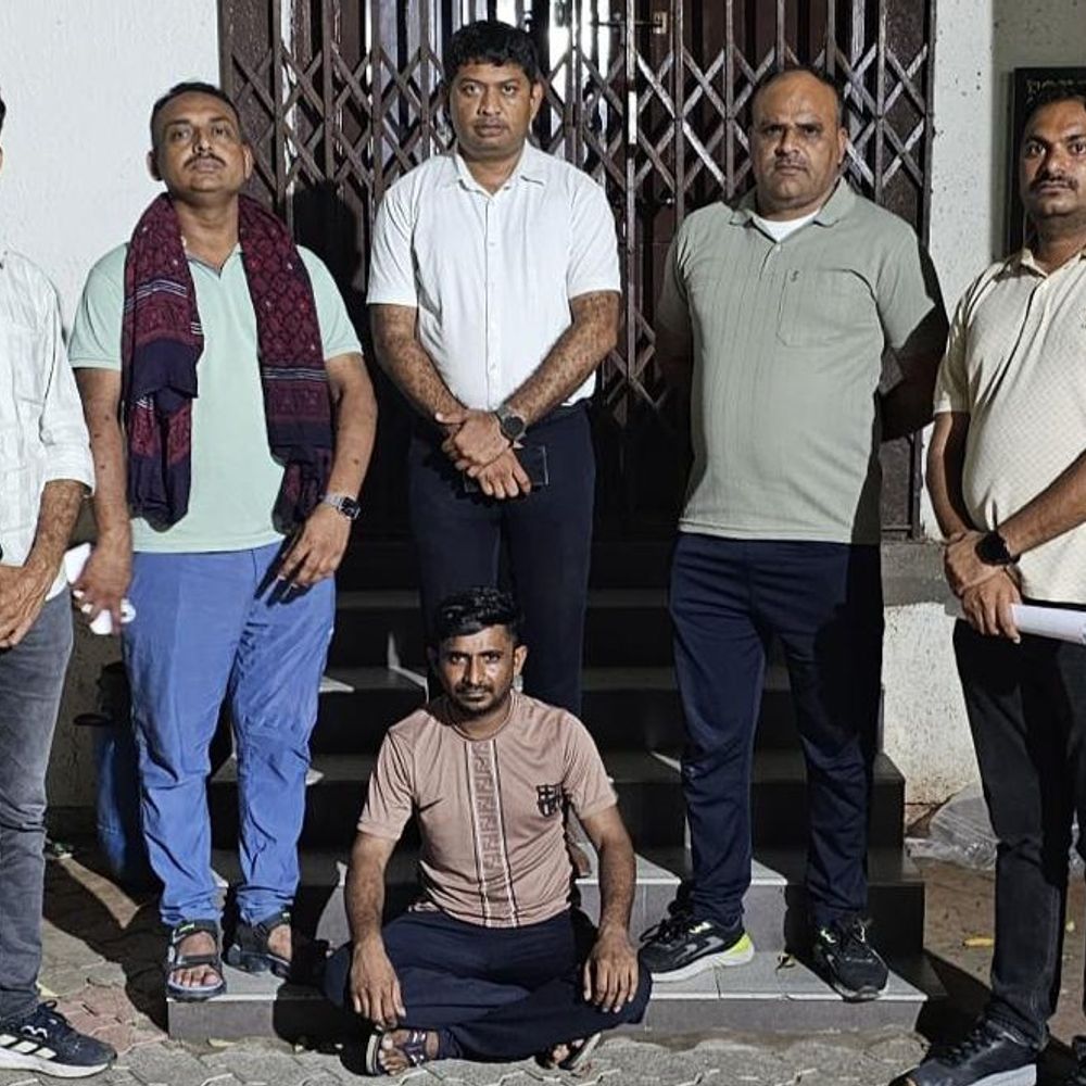 મોરબીમાં પ્રોહિબિશનનો ફરાર આરોપી ઝડપાયો:LCBએ રેલવે સ્ટેશન રોડ પરથી બાતમીના આધારે પકડ્યો