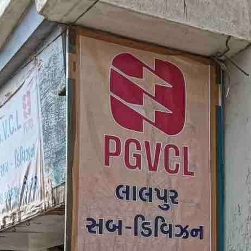 લાલપુરના ગોહિલવાસમાં બે કલાક વીજ પુરવઠો બંધ:ટી.સી. ટ્રિટિંગ કામગીરીને કારણે વીજ વિભાગ દ્વારા નિર્ણય