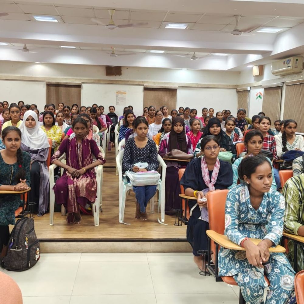 આણંદ કોલેજમાં શી ટીમનો મહિલા સુરક્ષા જાગૃતિ કાર્યક્રમ:યુવતીઓમાં આત્મવિશ્વાસ વધારવા, કાયદાકીય અધિકારો અને સાયબર સુરક્ષાની માહિતી અપાઈ